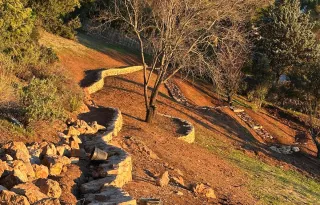 Un muret en pierre naturelle parfaitement intégré au relief