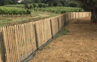 Cette réalisation met en valeur une clôture en ganivelle, parfaitement adaptée aux paysages ruraux et aux environnements naturels. Fabriquée en lattes de châtaignier assemblées par fil d’acier, la ganivelle offre une solution esthétique, écologique et dur